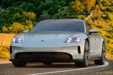 Yeni, yenilenmiş Porsche Taycan 4S modeli 