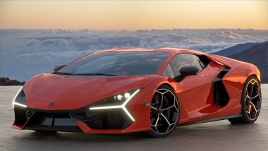 Lamborghini Revuelto Hybrid Bulutların üstündeki otoparkta