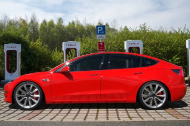 Tesla Model 3 süperşarj istasyonunda performans