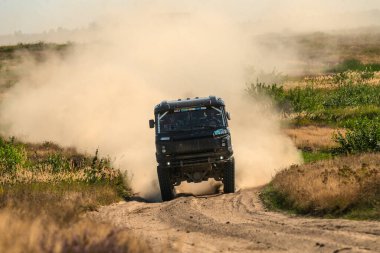 Tatra FF7 4x4 yarış kamyonu Baja Polonya 2024 rallisi güzergahı boyunca sürüyor.