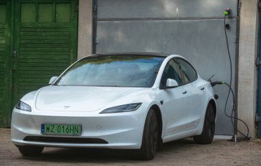 Tesla Model 3 bir ev şarj cihazına bağlı