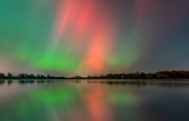 Aurora borealis suya yansıyor