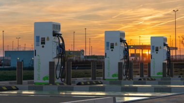 Elektrikli arabalar için hızlı şarj istasyonu