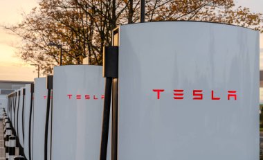 Tesla şarj istasyonu en son nesil süperşarj cihazlarıyla donatılmış. 250 kW 'a kadar CCS sistemi ile donatılmış.