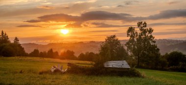 Zakopane tatil köyü yakınlarındaki Poska 'da bir dağ çayırında güzel bir gün doğumu.