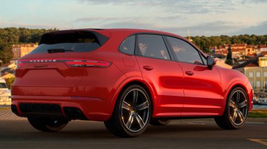 Porsche Cayenne GTS yolda.