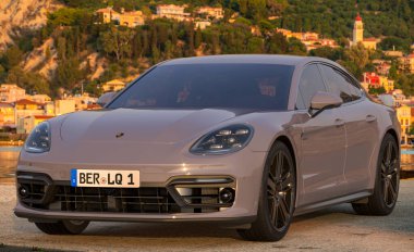 Porsche Panamera Turbo E-Hybrid park yerinde duruyor..