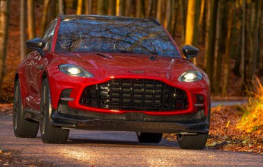 Aston Martin DBX707 - dünyanın en güçlü SUV 'si.. 