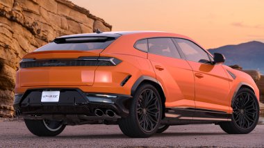 Lamborghini Urus SE eklenti sürücüsü 800 hp.