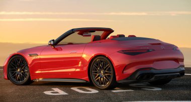 Mercedes-AMG SL 63 Gün batımında deniz kenarındaki bir otoparkta
