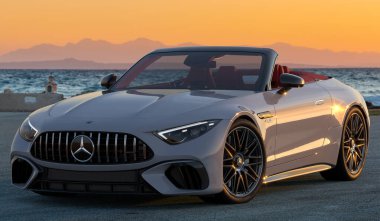 Mercedes-AMG SL 63 Gün batımında deniz kenarındaki bir otoparkta