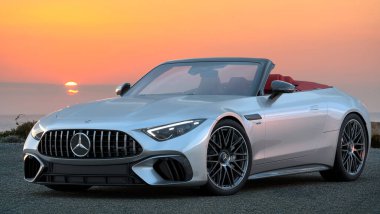 Mercedes-AMG SL 63 Gün batımında deniz kenarındaki bir otoparkta