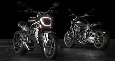 Ducati Diavel - İtalyan motosikleti kruvazör ve çıplak bisikleti karanlık stüdyoda birleştiriyor