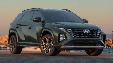  Hyundai Tucson N-Line, Hyundai model aralığında spor görünümlü ilk SUV. İkonik atletik görünüş, güvenlik ve konforu birleştirir..