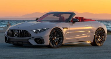 Mercedes-AMG SL 63 Gün batımında deniz kenarındaki bir otoparkta