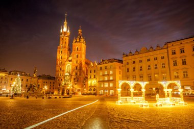 Polonya 'nın Krakow kentinin ana meydanı güzel bir kış günüdür.