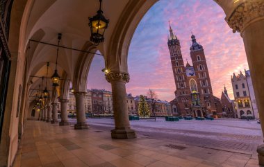 Krakow 'un ana meydanı muhteşem kış gündoğumunda