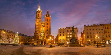 Krakow 'un ana meydanı muhteşem kış gündoğumunda