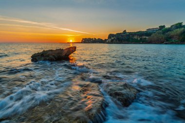 Zakynthos adasının vahşi, kayalık koyunda güzel bir gün doğumu.