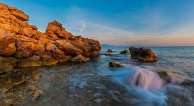 Zakynthos adasının vahşi, kayalık koyunda güzel bir gün doğumu.