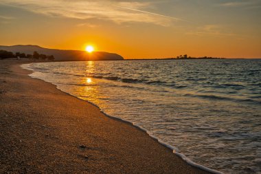 Yunanistan 'ın Lefkada adasında plajda gün batımı