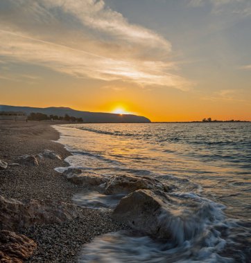 Yunanistan 'ın Lefkada adasında plajda gün batımı