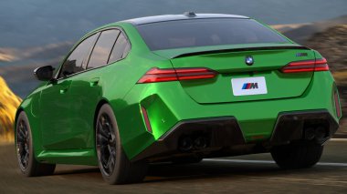 Yeni BMW M5 çok güçlü bir eklenti hibrit güç treni aldı.