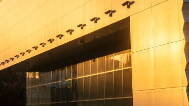 Modern fabrika binası cephesi