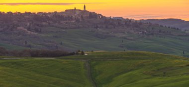 İtalya, Toskana-Val d 'Orcia: üzüm bağları ve ortaçağ köyleri arasındaki tepeler