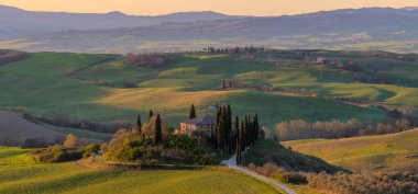 İtalya, Toskana-Val d 'Orcia: üzüm bağları ve ortaçağ köyleri arasındaki tepeler