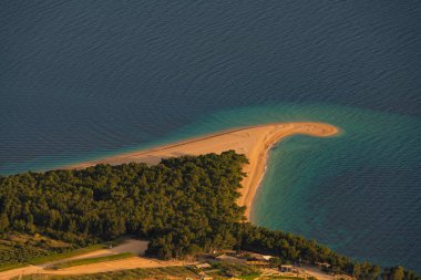 Dalmaçya 'nın Brac adasındaki Bol kasabasının gece manzarası
