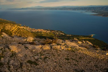 Adriyatik Denizi ve Hırvat adalarına Brac-Vidova Gora adasının en yüksek noktasından manzara
