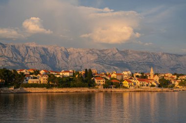 Sumartin, Brac adasının koylarından birinde bulunan pitoresk bir köydür.