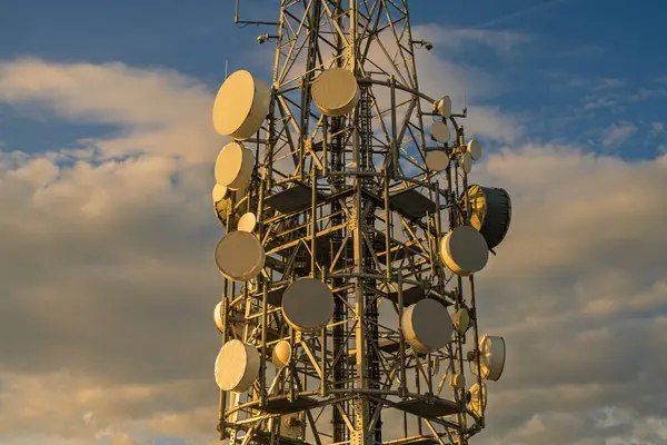 Dağlık adanın tepesinde mobil ağ ve uydu iletişim direği