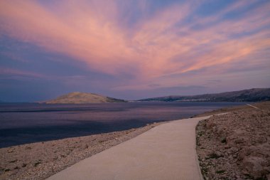 Hırvatistan 'ın Pag adasındaki bir körfez üzerinde manzaralı bir patika