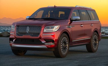 Lincoln Navigator lüks içinde yüzüyor. Amerika 'dan gelen dev bir SUV..