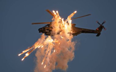 Modern askeri helikopter savunma manevrası sırasında, ateş fişekleri