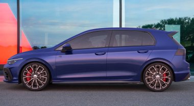 Volkswagen Golf 8R Araba galerisinin önünde yüz gerdirme