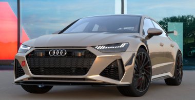 Audi RS7 Spor Salonu 'nun önünde.
