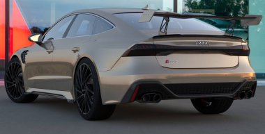 Audi RS7 Spor Salonu 'nun önünde.