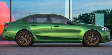 Yeni BMW M5 bir eklenti hibrit..