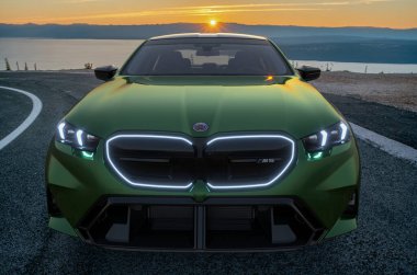 Yeni BMW M5 bir eklenti hibrit..