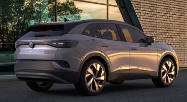 Volkswagen ID. 4. Otoparkta uzun menzilli elektrikli bir SUV.