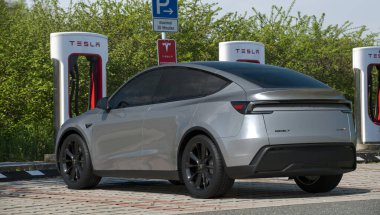Tesla Model Y Juniper şarj istasyonunda
