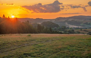 Bir dağ vadisinde uzanan toprak yol.