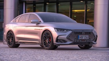 Pürüzsüz ve spor bir sedan.