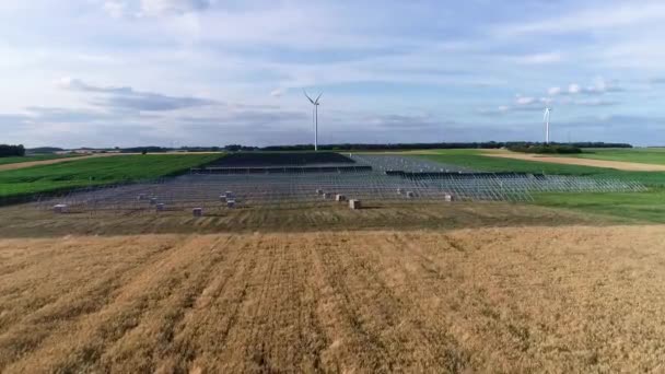 建造太阳能农场 太阳能电池板 光电涡轮机和风力涡轮机的航空视图 太阳能电池发电厂正在建设中 靠近玉米地 可持续资源和替代电力的概念 — 图库视频影像