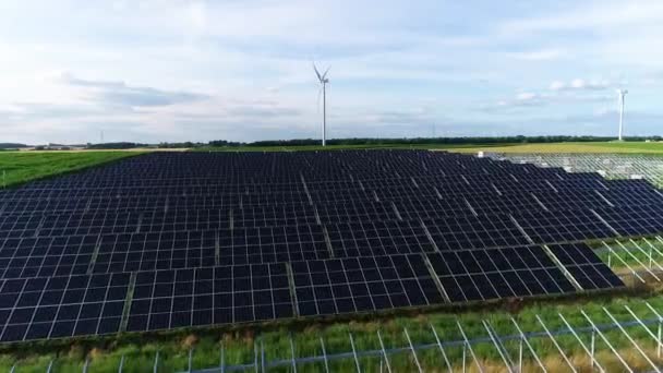 太陽光発電所建設 太陽光発電パネル 太陽光発電と風力タービンの空中ビュー 建設中の太陽電池発電所 トウモロコシ畑の近く 持続可能な資源と代替電源の概念 — ストック動画