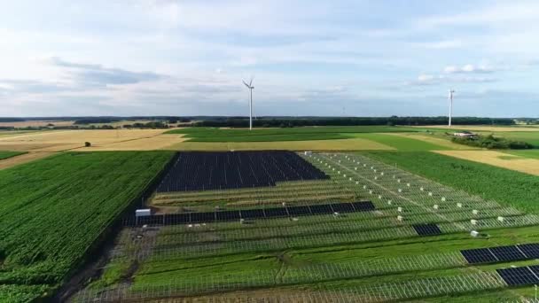 Budowanie Farmy Słonecznej Panele Energii Słonecznej Widok Lotu Ptaka Turbiny — Wideo stockowe