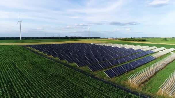 Будівництво Сонячної Ферми Панелі Сонячної Енергії Аерофотозйомка Фотоелектричних Вітрових Турбін — стокове відео